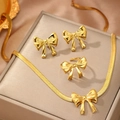 Elegante gouden strik sieradenset met slangenketting, ring en oorbellen op display - Goud (C9511)