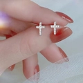 Elegantes pendientes de cruz en acero plateado con pavé de circonitas brillantes y lujo - Estilo Cruz (F666) / Plateado