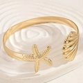 Eleganter goldener Armreif mit Seestern und Muschel im nautischen Strand-Stil - Gold Seestern Muschel Stil (N8125)