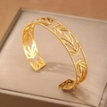 Hohlblatt Armreif aus Edelstahl in Goldoptik mit eleganten Perlenrändern - Goldenes hohles Blattmuster (F2965)