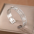 Silbernes Edelstahl-Armband mit hohlem Blattdesign und feiner Perlenrand-Verzierung - Silbernes hohles Blattmuster (F2966)
