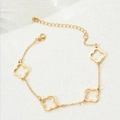 Detailansicht des verstellbaren, 18K vergoldeten Armbands mit hohlem Kleeblatt-Design - Gold Hohl Kleeblatt (C3181)