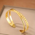 Minimalistischer doppellagiger Armreif aus 18k vergoldetem Titanstahl in Kreuzoptik - Gold Doppelschicht Kettenkreuz Stil (F2887)