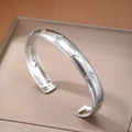 Brazalete de acero inoxidable en forma de C con motivos florales de diamantes incrustados - Estilo Plateado (F2972)