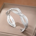 Elegante zilveren infinity armband met millgrain kralenstructuur op sieradendisplay - Infinity Millgrain Stijl (F3048) / Zilver