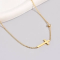 Collana minimalista con croce in titanio dorato e piccolo zircone su una catena sottile - Oro (C1697)