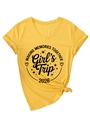 Dettaglio maglietta gialla scollo a V con stampa Girl's Trip 2026 e bordo annodato - S / Giallo (Stampa Nera)