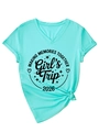 Dettaglio della t-shirt verde menta con scollo a V, stampa Girl's Trip e nodo laterale - S / Verde Menta (Stampa Nera)