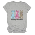 Vue détaillée du graphique Bunny Season avec motifs de lapins à carreaux bleus et pois roses - Gris Clair (Texte Noir)