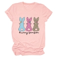 Détail d'un t-shirt rose en coton avec trois silhouettes de lapin et texte Bunny Season - Rose (Texte Noir)
