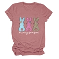 Détail du t-shirt rose Bunny Season avec lapins à carreaux, pois et imprimé léopard - Or Rose (Texte Blanc)