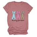 Gros plan d'un t-shirt rose avec trois silhouettes de lapin et le texte Bunny Season - Or Rose (Texte Noir)