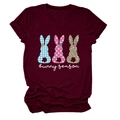 Détail du t-shirt Bunny Season bordeaux avec motifs d'oreilles de lapin texturés et lettrage - Rouge Vin (Texte Blanc)