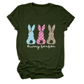 Détail du t-shirt vert armée avec imprimé Bunny Season et motifs de lapins variés - Vert Armée (Texte Blanc)