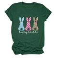 Détail du t-shirt vert foncé avec trois silhouettes de lapins et le texte Bunny Season - Vert Rétro (Texte Blanc)
