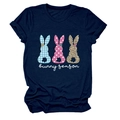 Détail d'un t-shirt bleu marine en coton avec trois silhouettes de lapin à motifs - Bleu Marine (Texte Blanc)