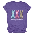 Vue détaillée du t-shirt violet en coton avec trois motifs de lapin et lettrage - Violet (Texte Blanc)