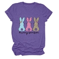 Détail du t-shirt violet Bunny Season avec trois motifs de lapins et inscription - Violet (Texte Noir)