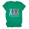Détail d'un t-shirt en coton vert avec trois motifs de lapin colorés et une inscription - Vert Encre (Texte Blanc)