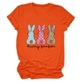 Détail d'un t-shirt orange en coton avec trois silhouettes de lapin et texte bunny season - Orange (Texte Noir)