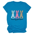 Détail d'un t-shirt bleu avec trois silhouettes de lapin à motifs et pompons duveteux - Bleu Lac (Texte Noir)