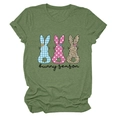 Détail du t-shirt vert avec trois lapins à motifs et l'inscription bunny season - Vert Olive (Texte Noir)