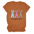 Gros plan sur un t-shirt caramel avec trois silhouettes de lapin et le texte Bunny Season - Orange Brûlé (Texte Noir)