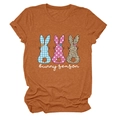 Détail du t-shirt Bunny Season avec silhouettes de lapins léopard et à pois roses - Orange Brûlé (Texte Blanc)