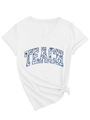 Nahaufnahme eines weißen V-Ausschnitt T-Shirts mit blumigem TEACH-Schriftzug und Knoten - S / Weiß