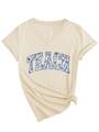 Detailansicht des V-Ausschnitt-Shirts mit TEACH-Blumendruck und geknotetem Saum - S / Sandfarben
