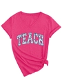 Dettaglio maglietta rosa scollo a V con scritte TEACH floreali e nodo laterale chic - Taglia S / Rosso rosa