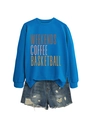 Detail von blauem Sweatshirt mit Weekends Coffee Print und zerrissenen Denim-Shorts - S / Seeblau