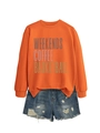 Detail eines orangefarbenen Sweatshirts mit Wochenend-Kaffee-Print und Distressed-Denim-Shorts - S / Orange
