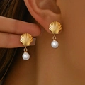 Vintage gouden schelp oorbellen met witte imitatieparel hanger voor een chique look - Gouden Schelp Parelstijl (F349)