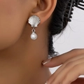 Vintage zilverkleurige oorbellen met waaiervormige schelp en witte parelhanger - Zilveren Schelp Parelstijl (F350)
