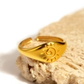 Bague minimaliste en acier inoxydable doré 18k avec motif soleil sur pierre - Style Spirale Soleil Doré (N6957)