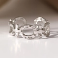 Zilveren roestvrijstalen open ring met geometrische uitsneden en gehamerde textuur - Zilveren Ovale Holle Stijl (N7960)