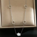 Collier trèfle à cinq fleurs en acier argenté présenté dans un coffret à bijoux chic - Style de Fleur en Argent (N9612)