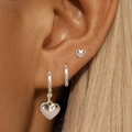 Minimalistische zilveren hartjes oorbellen set met gepolijste bedels op model - Zilveren Hart Oorbellen 3-delige Set (N5732)