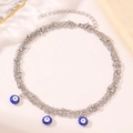 Detail van zilveren drielaagse enkelband met blauwe evil eye bedeltjes en schijfjes - Zilveren 3-laags Evil Eye-stijl (C3092)