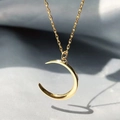 Poliertes 18K Gold Halbmond Halskette mit Anhänger auf einer minimalistischen Kette - Goldener Stil(C1913)