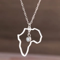 Collar de plata con mapa de África y circón brillante sobre fondo bokeh cálido - Estilo Mapa de África de Plata (B6866)