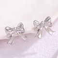 Elegante silberne Edelstahl-Schleifen-Ohrstecker mit mattem Finish für Damen im Trend - Silber Schleife Stil (F3104)