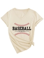 Dettaglio della t-shirt beige con scollo a V, stampa baseball mom e nodo laterale - S / Stampa Nera (3812) / Sabbia
