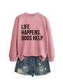 Detail eines rosa Sweatshirts mit Slogan-Druck und distressed Denim-Shorts - S / Roségold (Schwarze Schrift)