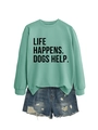 Details des minzgrünen Sweatshirts mit Hundemotiv-Aufdruck und Distressed-Denim-Shorts - S / Hellgrün (Schwarze Schrift)
