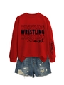 Detail von rotem Sweatshirt-Ärmel mit Text My heart IS ON THAT MAT und zerrissenen Shorts - S / Rot (Schwarzer Text)