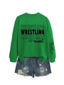 Detail von grünem Wrestling Aunt Sweatshirt mit Ärmelprint und zerrissenen Denim-Shorts - S / Grasgrün (Schwarze Schrift)