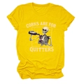 Détail d'un t-shirt jaune avec imprimé squelette versant du vin et citation drôle - S / Jaune