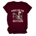 Détail du t-shirt bordeaux avec motif de squelette versant du vin et texte - S / Bordeaux